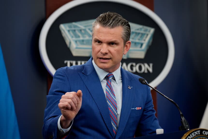 El secretario de Defensa de EE. UU., Pete Hegseth, habla durante una rueda de prensa en el Pentágono el 26 de junio de 2025 en Arlington, Virginia. (Andrew Harnik/Getty Images)