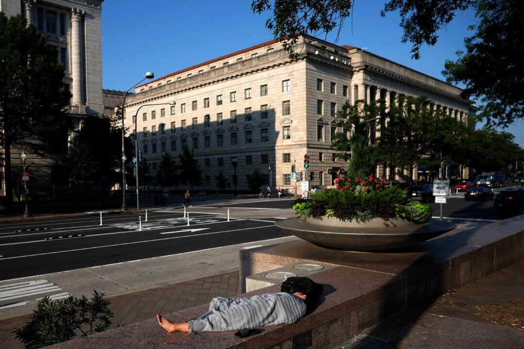 Una persona duerme en la Plaza de la Libertad en Washington el 25 de julio de 2025. (Kevin Dietsch/Getty Images).