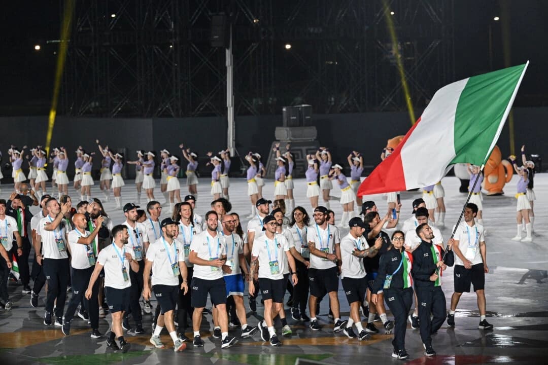 La delegación italiana participa en el desfile de atletas durante la ceremonia de apertura de los Juegos Mundiales de 2025 en el Centro Internacional de Convenciones Tianfu, en Chengdu, en la provincia de Sichuan, al suroeste de China, el 7 de agosto de 2025. (Jade Gao/AFP a través de Getty Images)