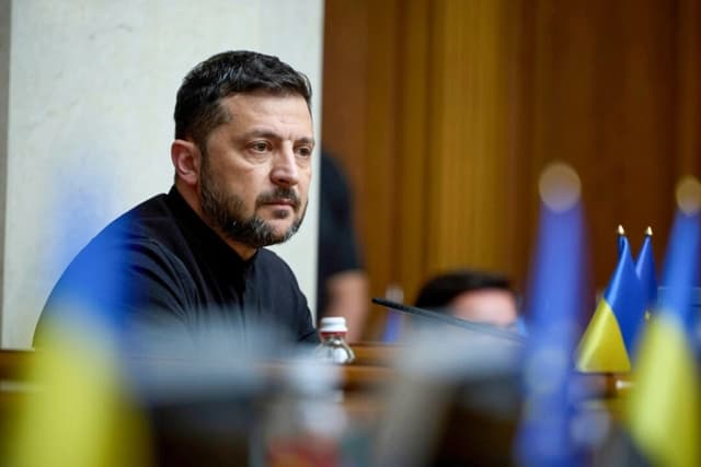 El presidente ucraniano Volodímir Zelenski asiste a una sesión del parlamento en Kiev, Ucrania, el 17 de julio de 2025. (Vadym Sarakhan/AP Photo)