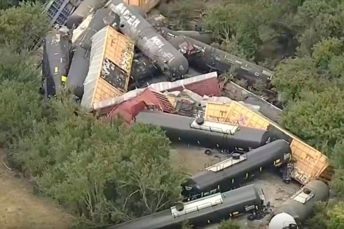 Vagones de tren amontonados fuera de la vía tras un descarrilamiento cerca de Gordon, Texas, el 12 de agosto de 2025, en una imagen de video. (WFAA vía AP)