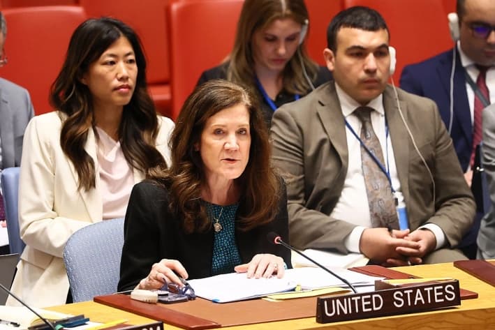 La embajadora Dorothy Camille Shea, encargada de negocios interina de Estados Unidos, habla durante una reunión del Consejo de Seguridad de las Naciones Unidas sobre amenazas a la paz y la seguridad internacionales en la sede de las Naciones Unidas, en la ciudad de Nueva York, el 22 de junio de 2025. (Michael M. Santiago/Getty Images)