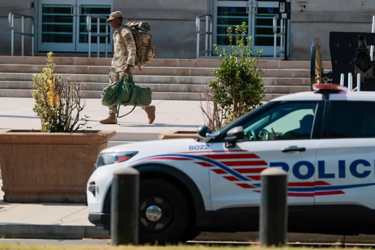 Un miembro de la Guardia Nacional llega al cuartel general de la Guardia en el Arsenal de Washington D. C. el 12 de agosto de 2025. (Anna Moneymaker/Getty Images)