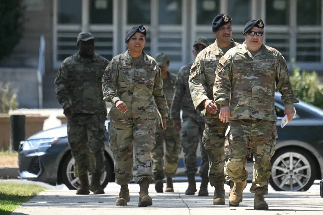 Miembros de la Guardia Nacional caminan desde el Cuartel General de la Fuerza Conjunta de DC hasta la Armería de DC en Washington, DC, el 12 de agosto de 2025. (Jim Watson/AFP)
