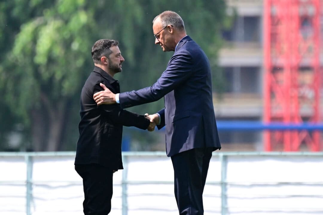El presidente ucraniano, Volodymyr Zelenskyy (izquierda), es recibido por el canciller alemán, Friedrich Merz (derecha), a su llegada a Berlín, Alemania, el 13 de agosto de 2025. John MacDougall/AP)
