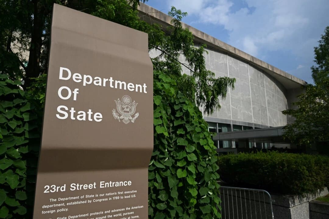 Un cartel afuera del Departamento de Estado en Washington el 11 de julio de 2025. (Saule Loeb/AFP vía Getty Images)

