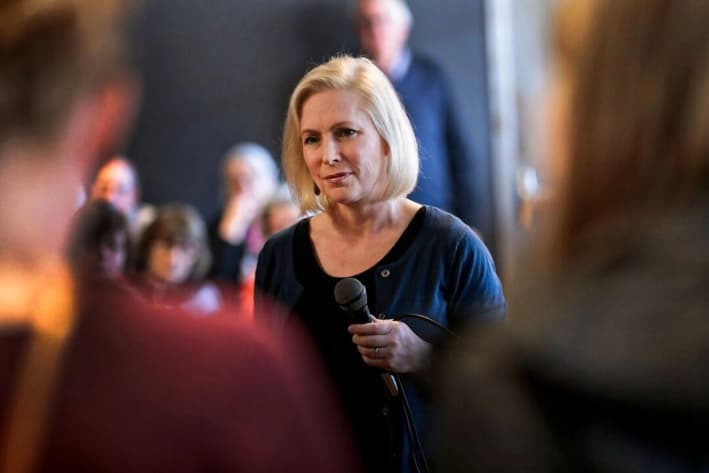 La senadora Kirsten Gillibrand (D-N.Y.) habla con invitados durante un acto de campaña en Dubuque, Iowa, el 19 de marzo de 2019. (Scott Olson/Getty Images)
