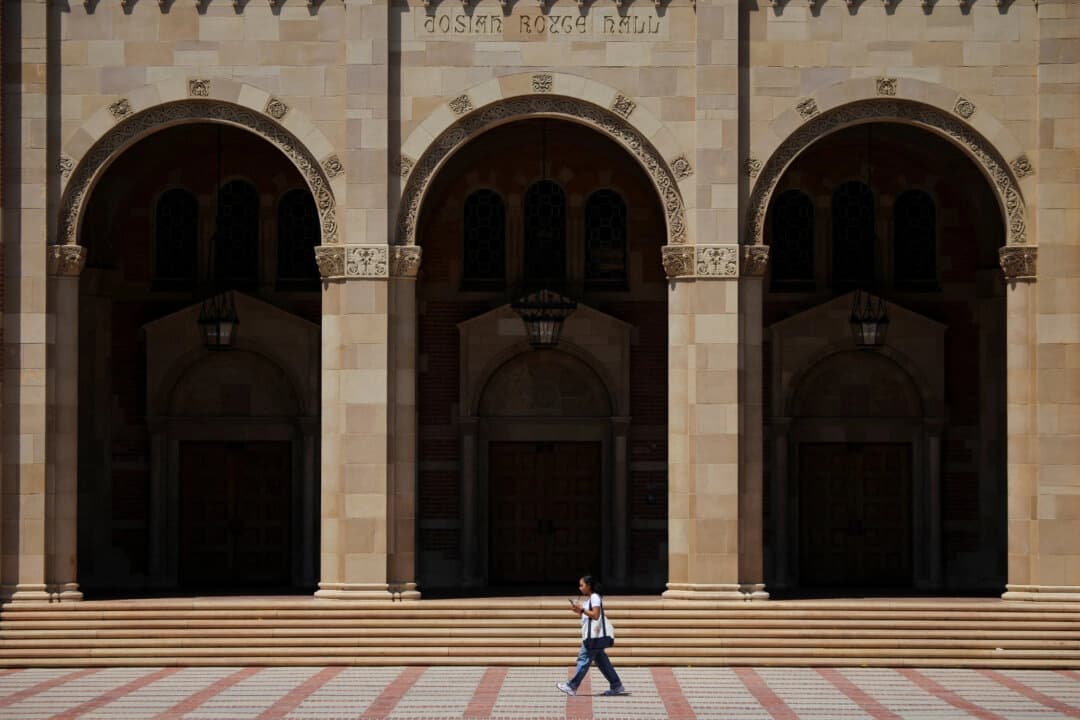 Una mujer pasa por delante del Royce Hall de la Universidad de California en Los Ángeles (UCLA) el 11 de agosto de 2025. (Daniel Cole/Reuters).