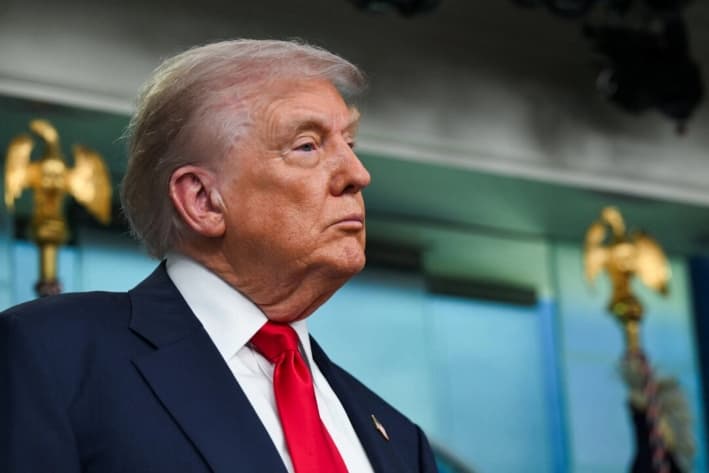 El presidente de Estados Unidos, Donald Trump, habla con la prensa sobre el despliegue de agentes policiales federales en Washington para reforzar la presencia policial local, en la sala de prensa de la Casa Blanca, el 11 de agosto de 2025. (Annabelle Gordon /Reuters)