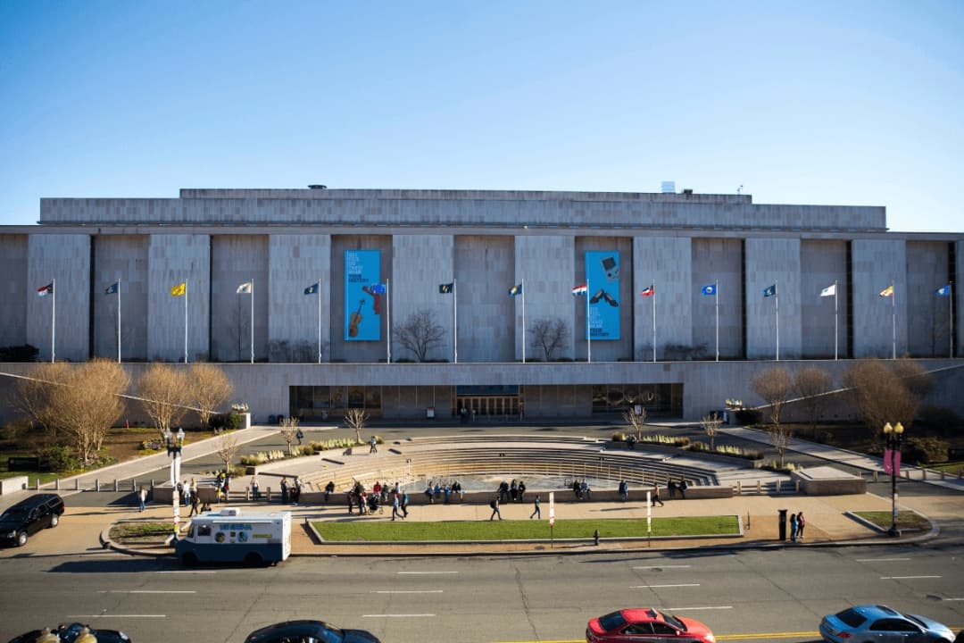 Personas visitan el Museo Smithsonian de Historia Americana en el National Mall de Washington, el 3 de abril de 2019. (Pablo Martínez Monsiváis/AP Photo)
