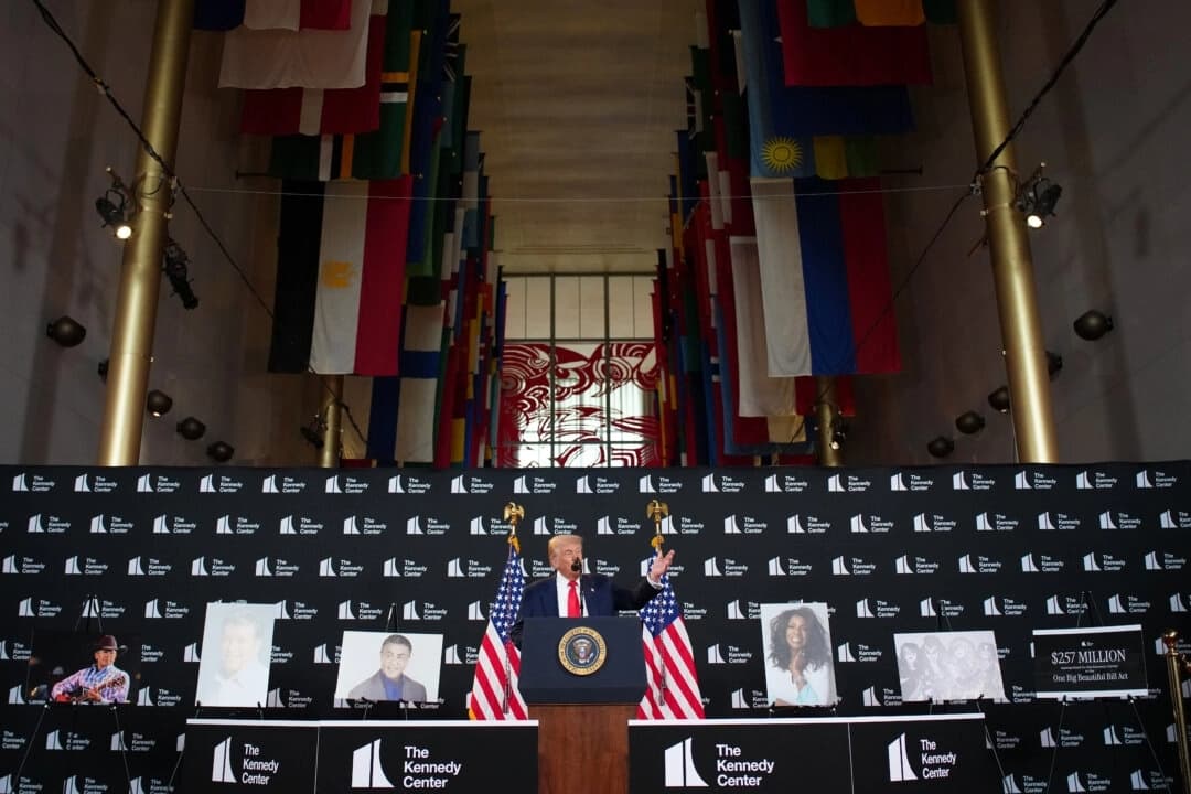 El presidente Donald Trump (C) anuncia los nominados para los premios anuales Kennedy Center Honors (de izquierda a derecha): el artista de música country George Strait, el actor Michael Crawford, el actor Sylvester Stallone, la cantante Gloria Gaynor y los miembros de la banda de rock Kiss durante un evento en el Kennedy Center de Washington el 13 de agosto de 2025. (Andrew Harnik/Getty Images)
