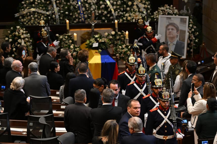 Funeral del precandidato presidencial colombiano asesinado Miguel Uribe, cuyo cuerpo yace en capilla ardiente en el Congreso de Bogotá el 12 de agosto de 2025. (ARBOLEDA/AFP a través de Getty Images)