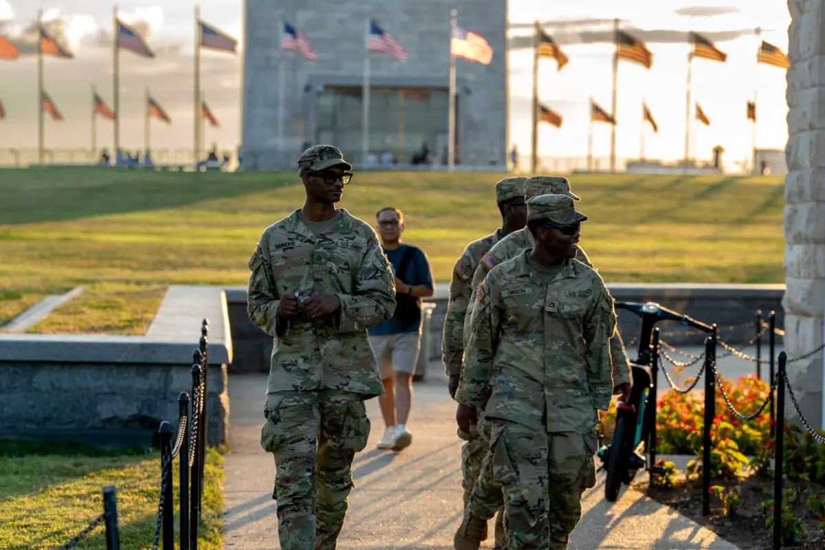 Tropas de la Guardia Nacional se despliegan en el Monumento a Washington como parte de la movilización de las fuerzas del orden en Washington por parte del presidente Donald Trump el 12 de agosto de 2025. (Andrew Leyden/Getty Images)