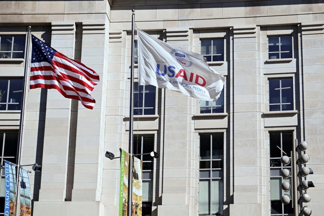 Una bandera estadounidense y una bandera de la USAID ondean frente al edificio de la USAID en Washington el 1 de febrero de 2025. (Annabelle Gordon/Reuters)