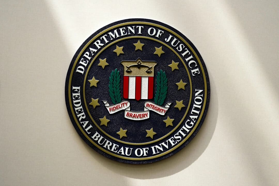 El sello del FBI aparece en Omaha, Nebraska, el 10 de agosto de 2022. (Charlie Neibergall/AP)