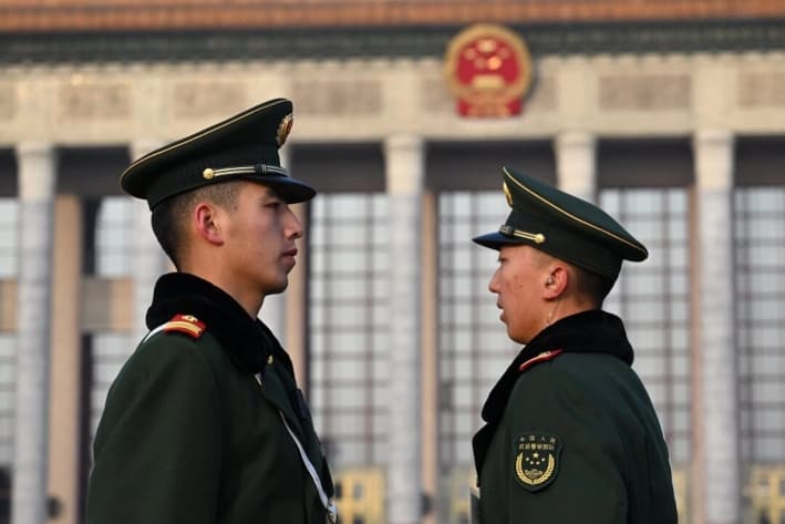 La policía paramilitar monta guardia antes de la segunda sesión plenaria de la Conferencia Consultiva Política del Pueblo Chino (CCPPCh) en el Gran Palacio del Pueblo, en Beijing, el 7 de marzo de 2024. (Jade Gao /AFP vía Getty Images)