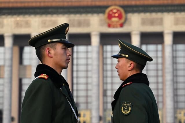 La policía paramilitar monta guardia antes de la segunda sesión plenaria de la Conferencia Consultiva Política del Pueblo Chino (CCPPCh) en el Gran Palacio del Pueblo, en Beijing, el 7 de marzo de 2024. (Jade Gao /AFP vía Getty Images)