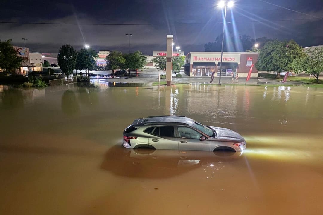 Un niño y sus padres mueren al caerles encima árbol durante fuertes lluvias e inundaciones en Tennessee