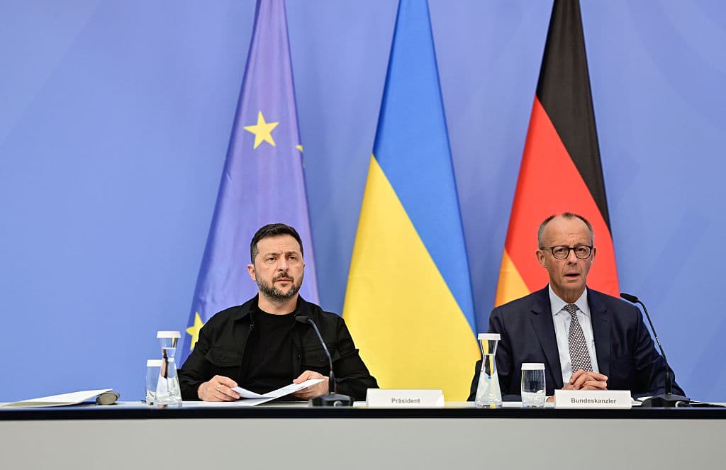 El canciller alemán Friedrich Merz (2.º por la derecha) y el presidente ucraniano Volodímir Zelenski (2.º por la izquierda) se preparan para una reunión virtual entre líderes europeos el 13 de agosto de 2025 en Berlín, Alemania. (John MacDougall - Pool/Getty Images)