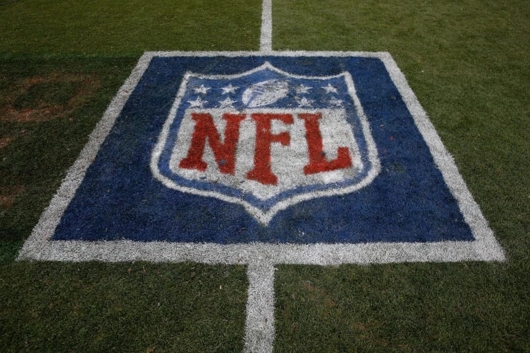 El logotipo de la NFL se muestra en el césped mientras los Denver Broncos derrotan a los Kansas City Chiefs por 24-17 en el Sports Authority Field at Mile High de Denver el 14 de septiembre de 2014. (Doug Pensinger/Getty Images).