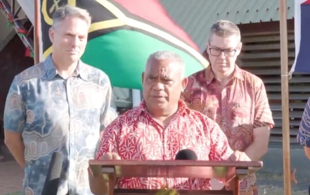 El viceprimer ministro australiano, Richard Marles (izq.), y el primer ministro de Vanuatu, Jotham Napat (centro), en una conferencia de prensa en la isla de Tanna, Vanuatu, el 13 de agosto de 2025, en una imagen de un video. (Departamento de Asuntos Exteriores y Comercio de Australia vía Reuters/Captura de pantalla vía The Epoch Times)