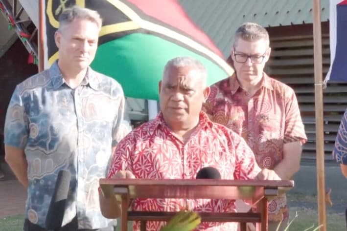 El viceprimer ministro australiano, Richard Marles (izq.), y el primer ministro de Vanuatu, Jotham Napat (centro), en una conferencia de prensa en la isla de Tanna, Vanuatu, el 13 de agosto de 2025, en una imagen de un video. (Departamento de Asuntos Exteriores y Comercio de Australia vía Reuters/Captura de pantalla vía The Epoch Times)
