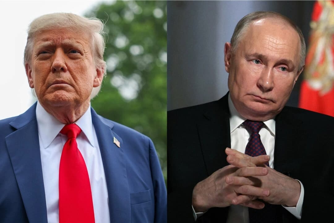 (Izquierda) El presidente de Estados Unidos, Donald Trump, habla con los medios de comunicación antes de subir al Marine One en el jardín sur de la Casa Blanca, el 15 de junio de 2025. (Derecha) El presidente ruso, Vladimir Putin, concede una entrevista en el Kremlin, en Moscú, el 12 de marzo de 2024. (Tasos Katopodis/Getty Images; Gavriil Grigorov/AFP a través de Getty Images)
