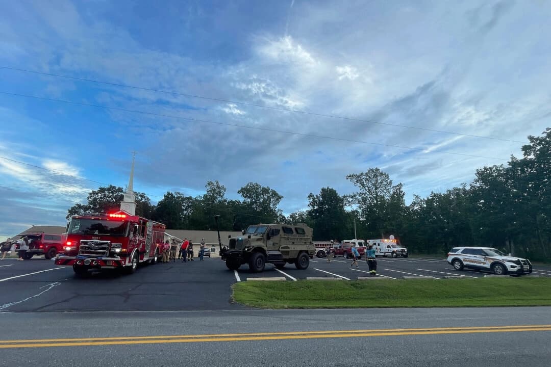 Las fuerzas del orden se reúnen en respuesta a un tiroteo en Gretna, Virginia, el 13 de agosto de 2025. (John R. Crane/Danville Register & Bee vía AP)