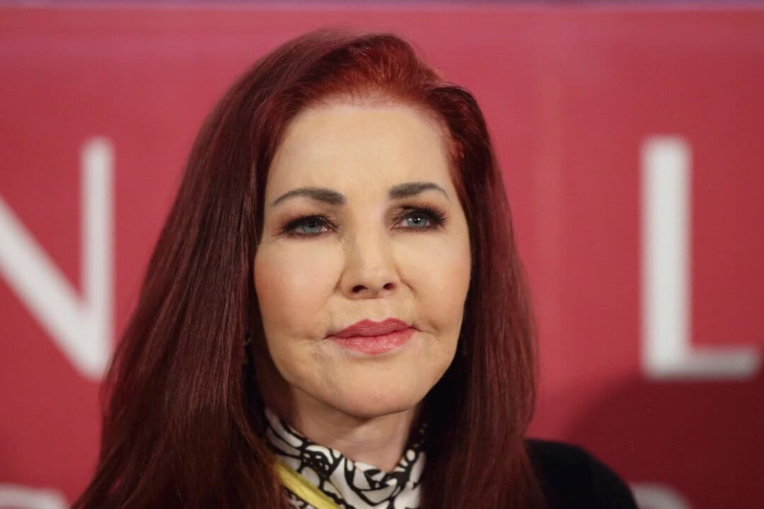 Priscilla Presley asiste a una rueda de prensa en el Baile de la Ópera de Viena, en Austria, el 7 de febrero de 2024. (Heinz-Peter Bader/AP Photo)