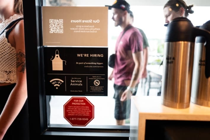 Anuncio de contratación publicado en una cafetería de Kerrville, Texas, el 9 de julio de 2025. (Madalina Kilroy/The Epoch Times)