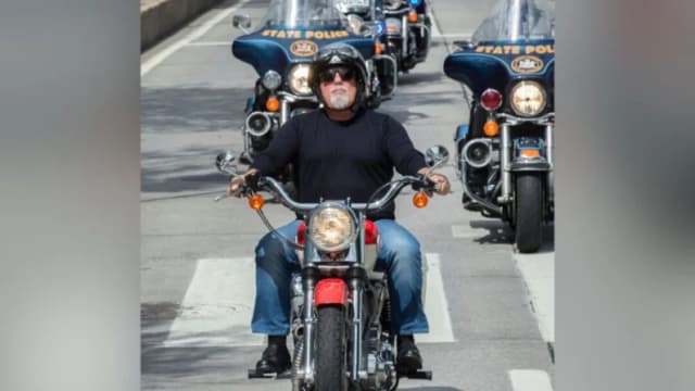 Billy Joel encabeza a los motociclistas en la carrera conmemorativa del 11-S en Nueva York, el 11 de septiembre de 2015. (Bryan R. Smith/AP Photo).