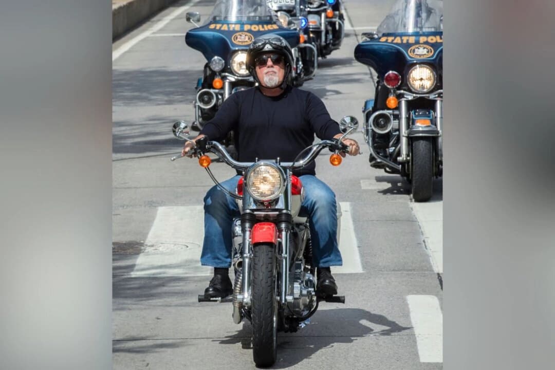 Billy Joel encabeza a los motociclistas en la carrera conmemorativa del 11-S en Nueva York, el 11 de septiembre de 2015. (Bryan R. Smith/AP Photo).