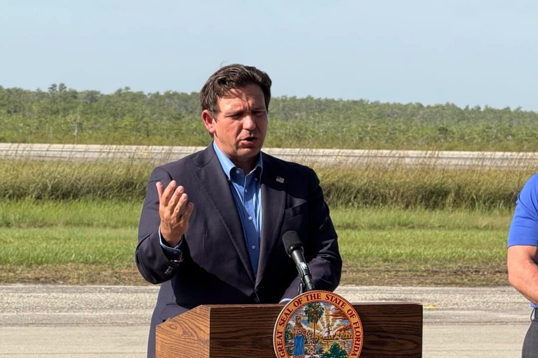El gobernador de Florida, Ron DeSantis, habla en una conferencia de prensa en Alligator Alcatraz, en el condado de Collier, Florida, el 25 de julio de 2025. (T.J. Muscaro/The Epoch Times).
