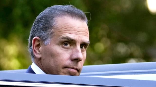 Hunter Biden sube a un vehículo al salir del tribunal federal de Los Ángeles tras declararse culpable de delitos fiscales federales el 5 de septiembre de 2024. (Eric Thayer/AP Photo)
