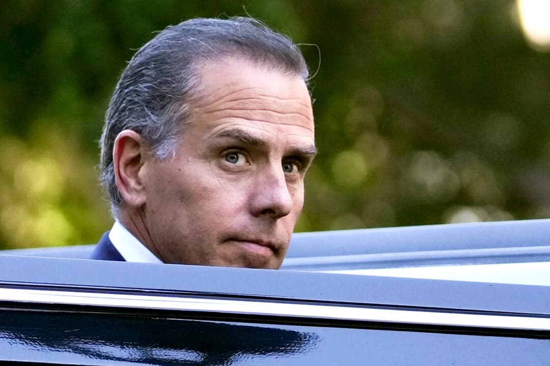 Hunter Biden sube a un vehículo al salir del tribunal federal de Los Ángeles tras declararse culpable de delitos fiscales federales el 5 de septiembre de 2024. (Eric Thayer/AP Photo)

