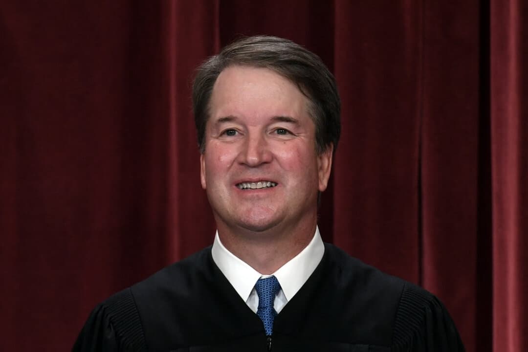 El juez asociado de la Corte Suprema Brett Kavanaugh posa para la foto oficial en la Corte Suprema en Washington el 7 de octubre de 2022. (Olivier Douliery/AFP a través de Getty Images)

