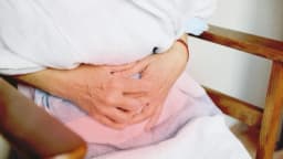 Mujer de 70 años supera una infección urinaria crónica con acupuntura y medicina herbal