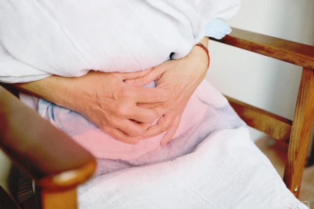 Mujer de 70 años supera una infección urinaria crónica con acupuntura y medicina herbal
