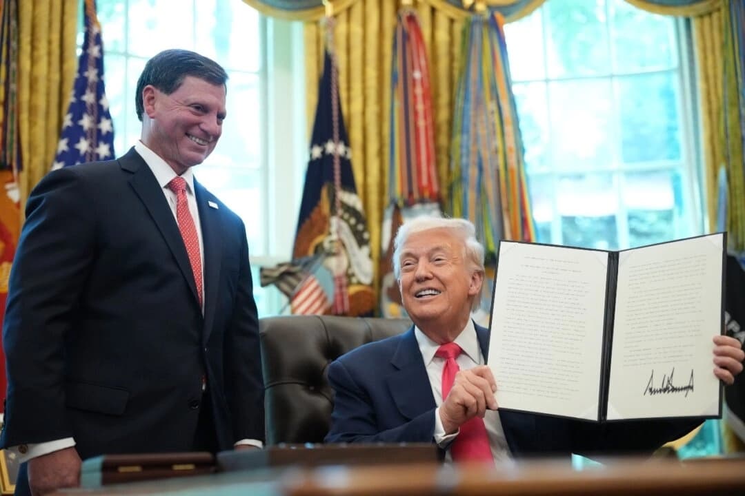 El presidente Donald Trump sostiene una proclamación con su firma, con Frank Bisignano (izq.), administrador de la Administración del Seguro Social, en la Oficina Oval, el 14 de agosto de 2025. (Andrew Harnik/Getty Images)