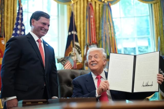 El presidente Donald Trump sostiene una proclamación con su firma, con Frank Bisignano (izq.), administrador de la Administración del Seguro Social, en la Oficina Oval, el 14 de agosto de 2025. (Andrew Harnik/Getty Images)