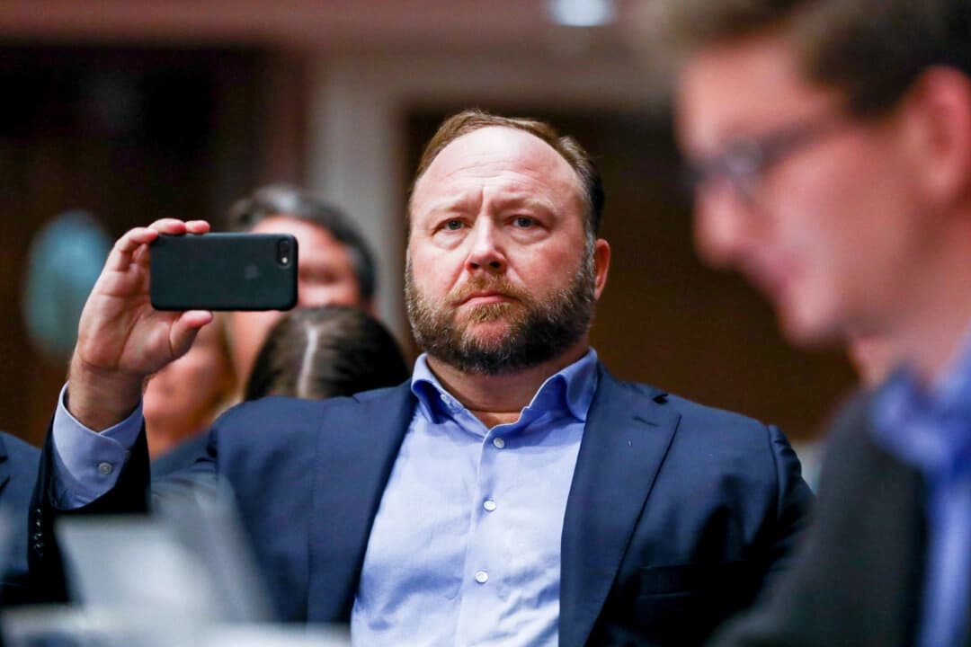 El fundador de Infowars, Alex Jones, toma fotos en una audiencia para examinar el uso de las plataformas de redes sociales por parte de operaciones de influencia extranjera ante el Comité de Inteligencia en el Capitolio, en Washington, el 5 de septiembre de 2018. (Samira Bouaou/The Epoch Times)