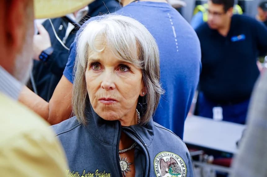 La gobernadora de Nuevo México, Michelle Lujan Grisham, conversa con funcionarios del condado de Lincoln durante una conferencia de prensa en Ruidoso, N.M., el 10 de julio de 2025. (Allan Stein/The Epoch Times)