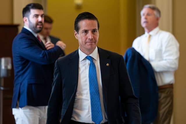 El senador estadounidense Bernie Moreno (republicano por Ohio) en el Capitolio de Estados Unidos el 28 de junio de 2025 en Washington D. C. (Al Drago/Getty Images)