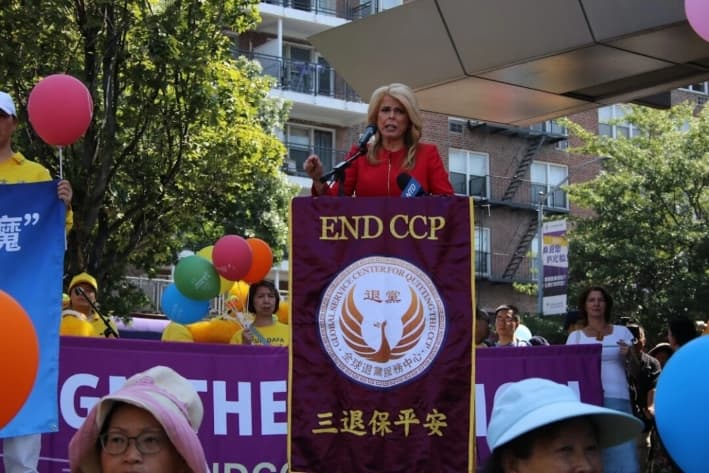 Betsy McCaughey habla en un evento organizado por el Centro de Servicio Global para Renunciar al PCCh en Queens, Nueva York, el 10 de agosto de 2025. (Huang Xiaotang/The Epoch Times)