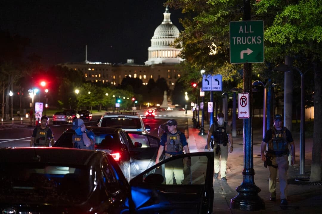 El FBI y el Departamento de Policía Metropolitana (MPD) realizan un control de tráfico cerca del Capitolio de Estados Unidos en Washington el 14 de agosto de 2025. (Kayla Bartkowski/Getty Images)
