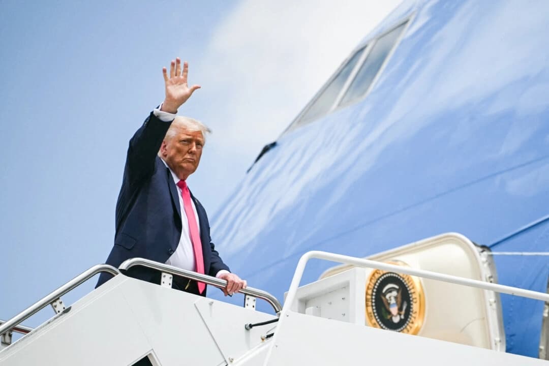 El presidente Donald Trump sube al Air Force One en la Base Conjunta Andrews, Maryland, el 15 de julio de 2025. Andrew Caballero-Reynolds/AFP a través de Getty Images)
