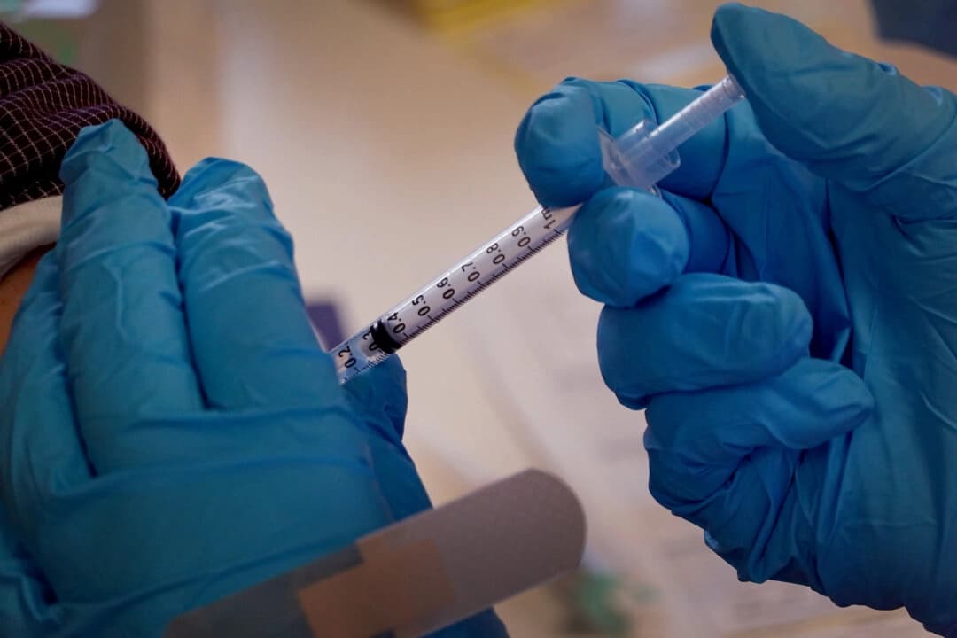 Sistema de Salud pagará más de un millón de dólares para resolver mandato de vacunación contra COVID-19