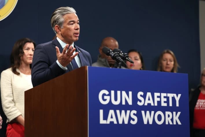 El fiscal general de California, Rob Bonta, habla durante una conferencia de prensa en Sacramento, el 1 de febrero de 2023. (Justin Sullivan/Getty Images)