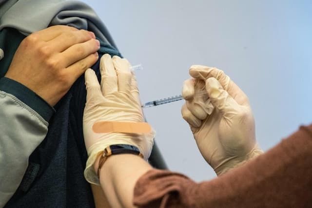 Un niño recibe la vacuna contra el COVID-19 de Pfizer en Hartford, Connecticut, el 6 de enero de 2022. (Joseph Prezioso/AFP a través de Getty Images)
