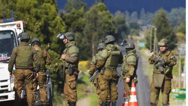 Miembros de la policía chilena, en una zona mapuche en Cañete, región del Biobío, Chile, el 27 de abril de 2024. (GUILLERMO SALGADO/AFP a través de Getty Images)